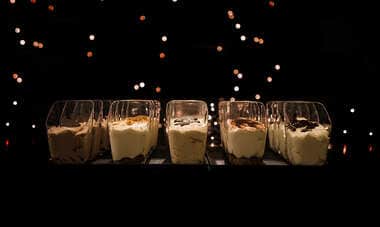 Witte chocolademousse dessertglaasje